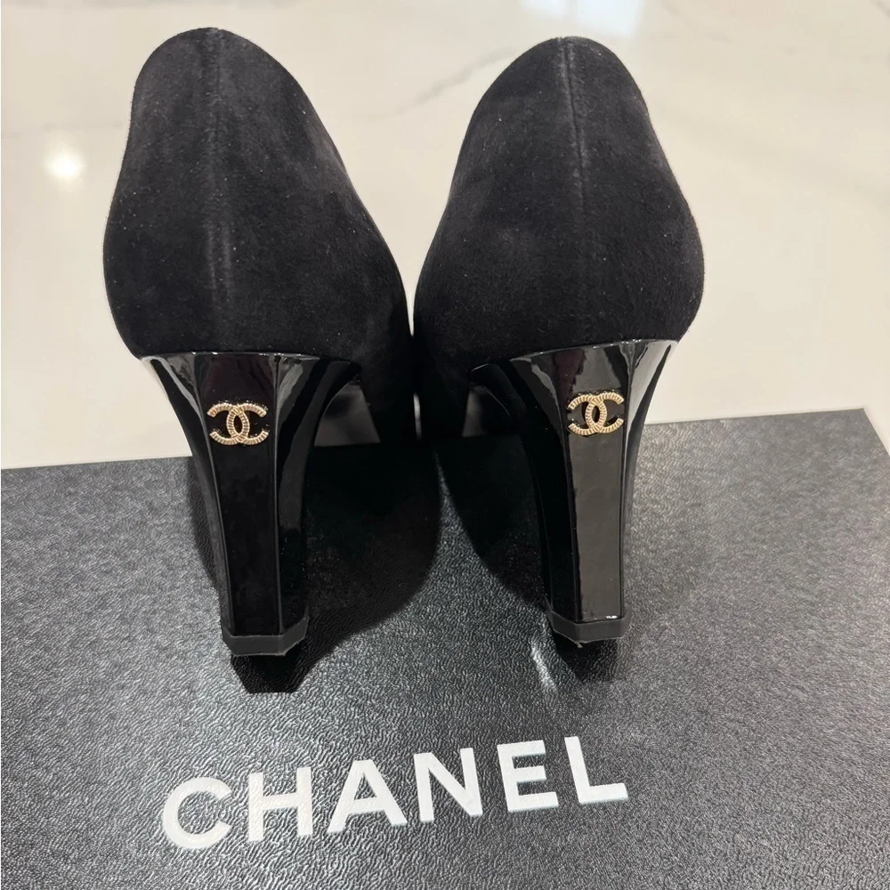 Chanel CC Logo Black Suede & patent gold CC logo Heel Round Toe Pumps EU 37